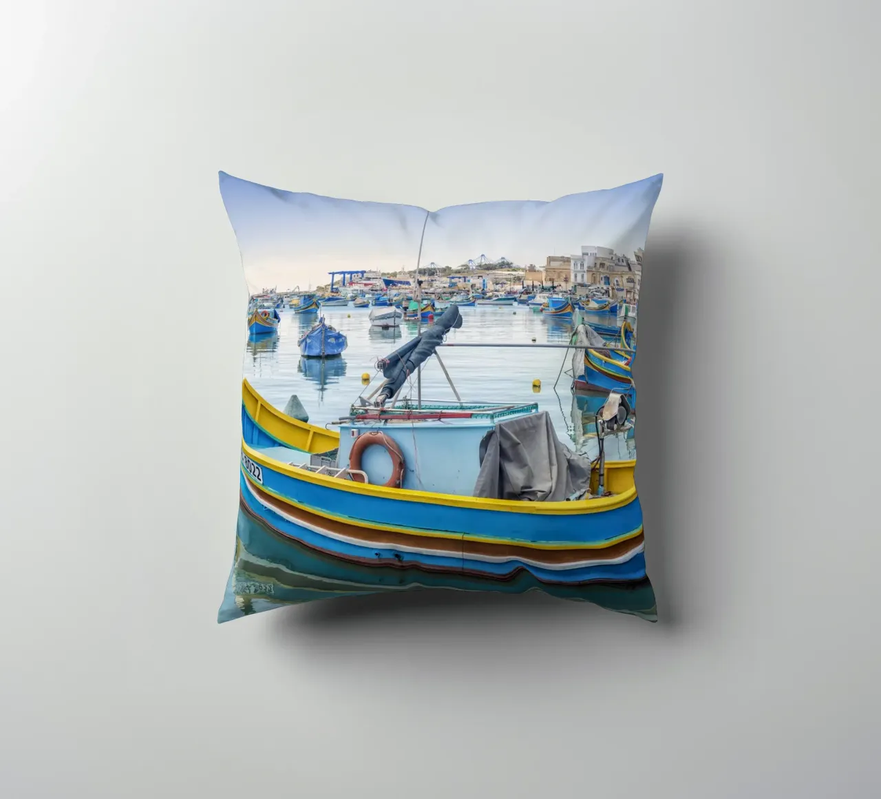 Barca da pesca colorata cuscino da Curious Collections by Marielle Leenders