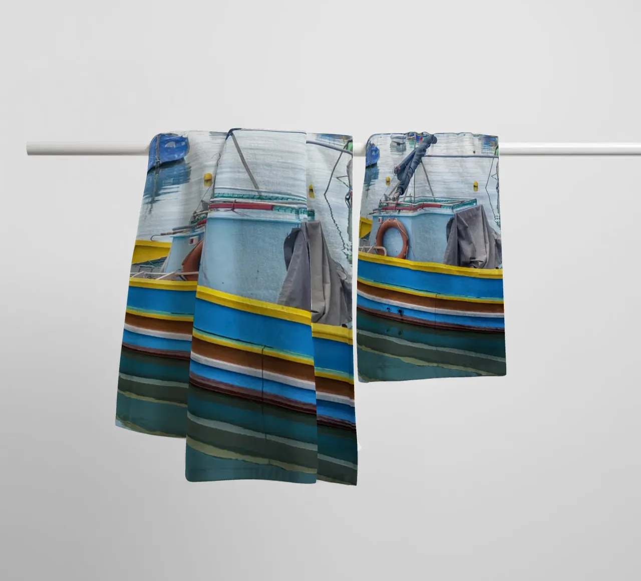 Barca da pesca colorata asciugamano da bagno da Curious Collections by Marielle Leenders