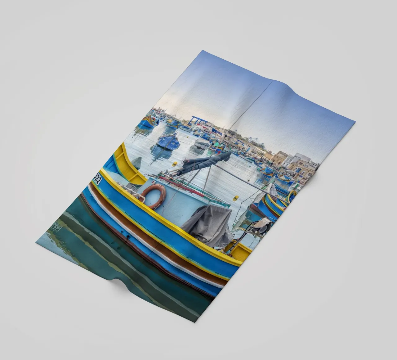 Barca da pesca colorata telo mare da Curious Collections by Marielle Leenders
