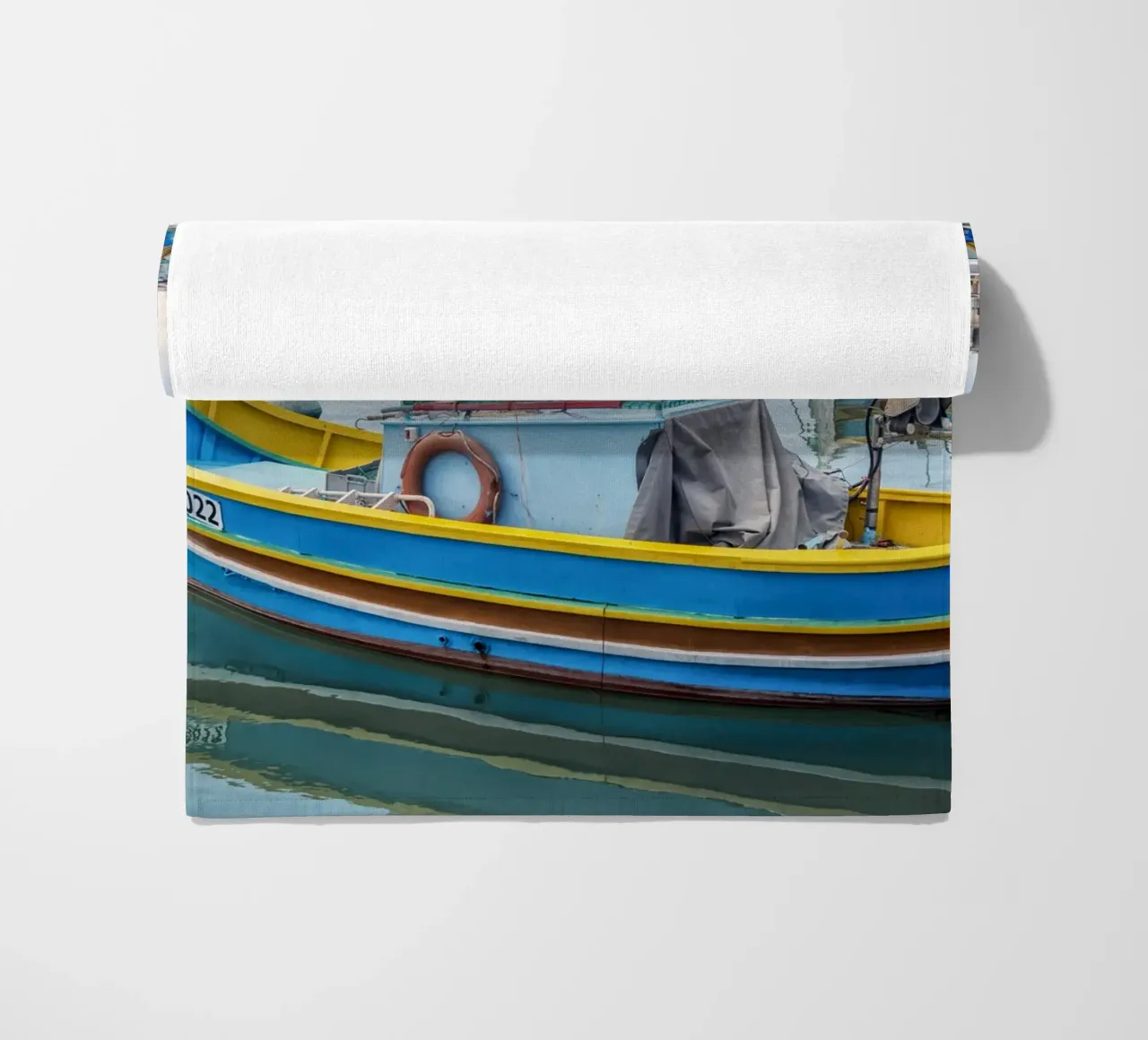 Barca da pesca colorata telo mare da Curious Collections by Marielle Leenders