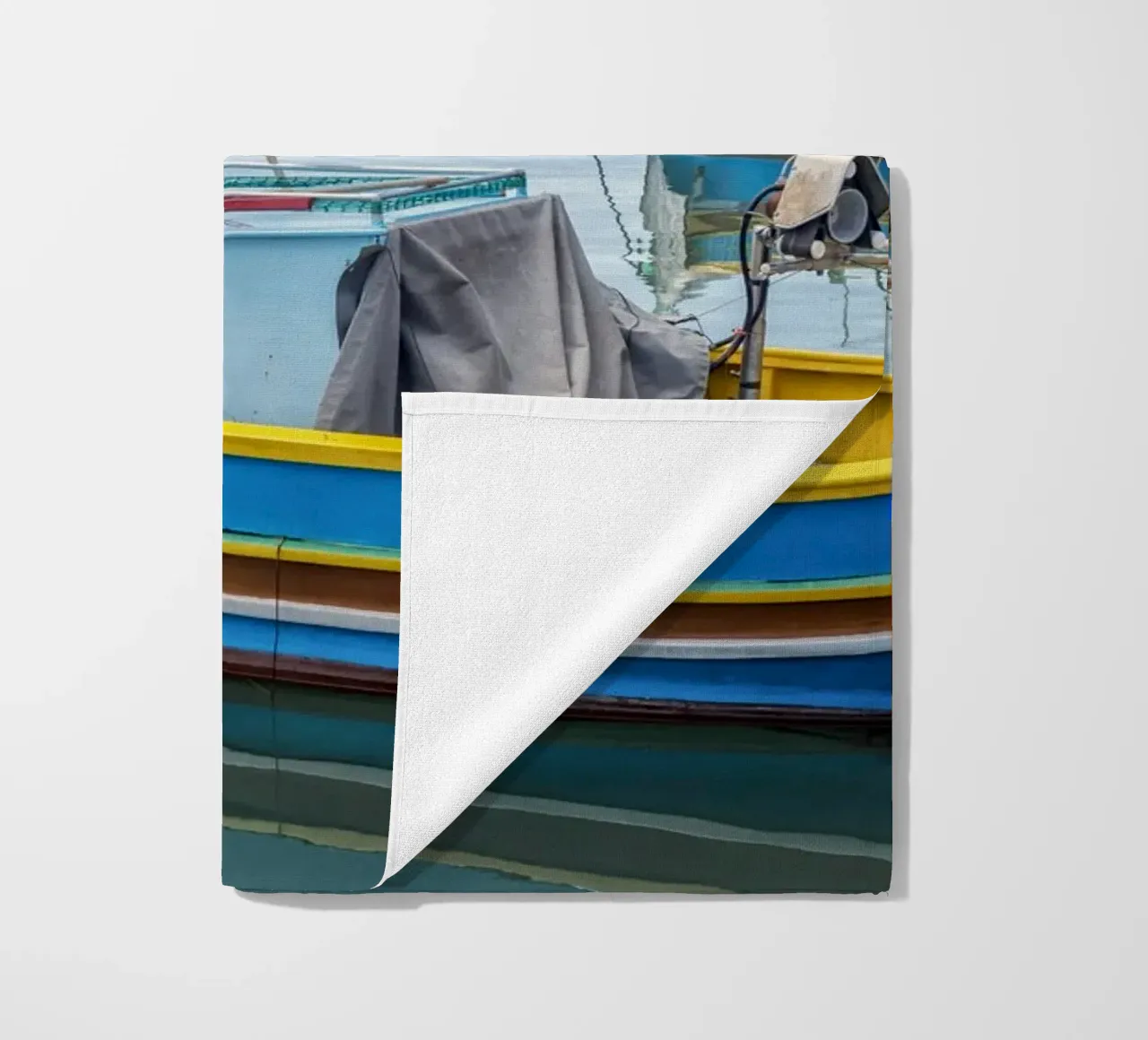 Barca da pesca colorata telo mare da Curious Collections by Marielle Leenders