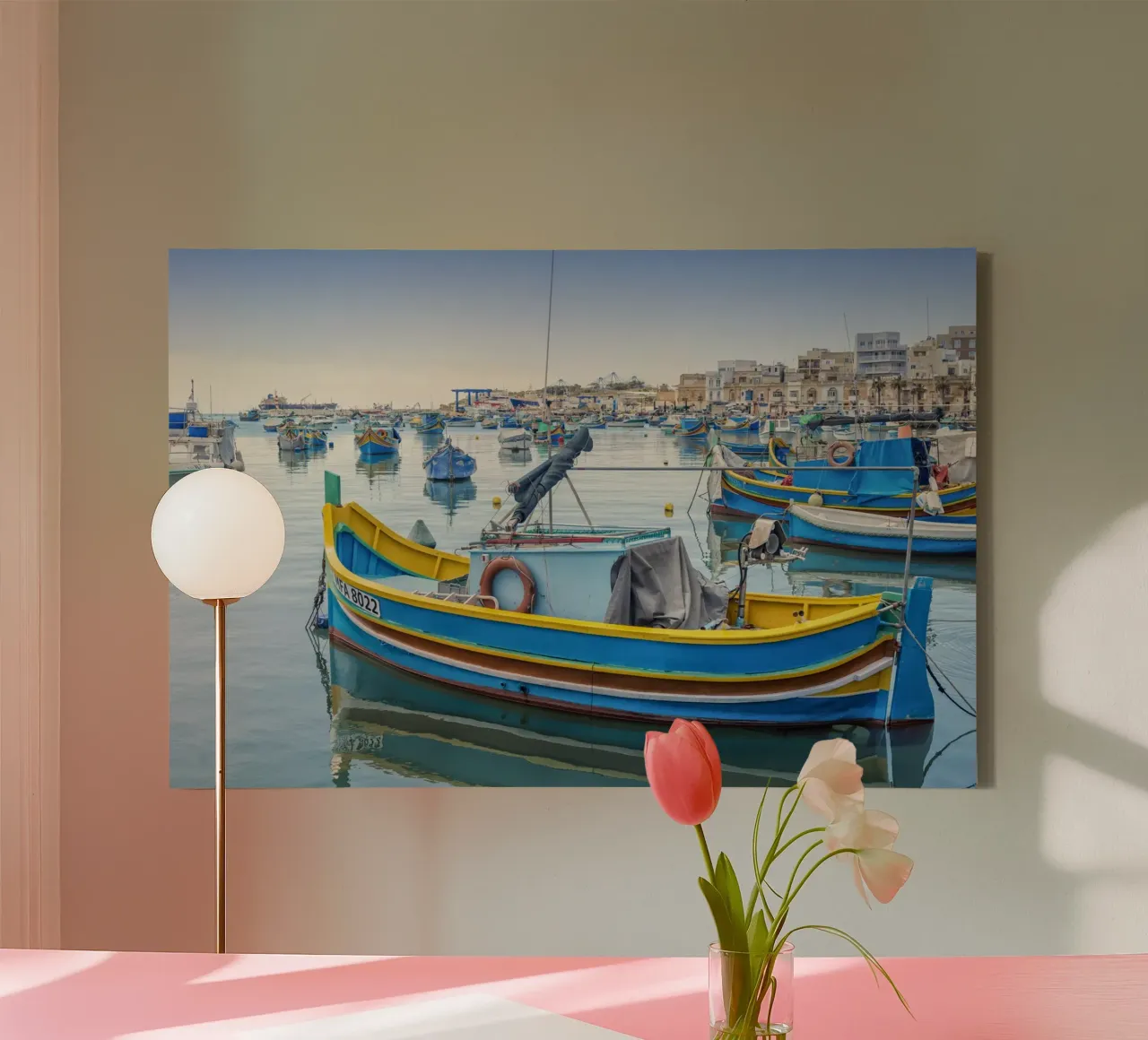 Kleurrijke vissersboot canvas van Curious Collections by Marielle Leenders