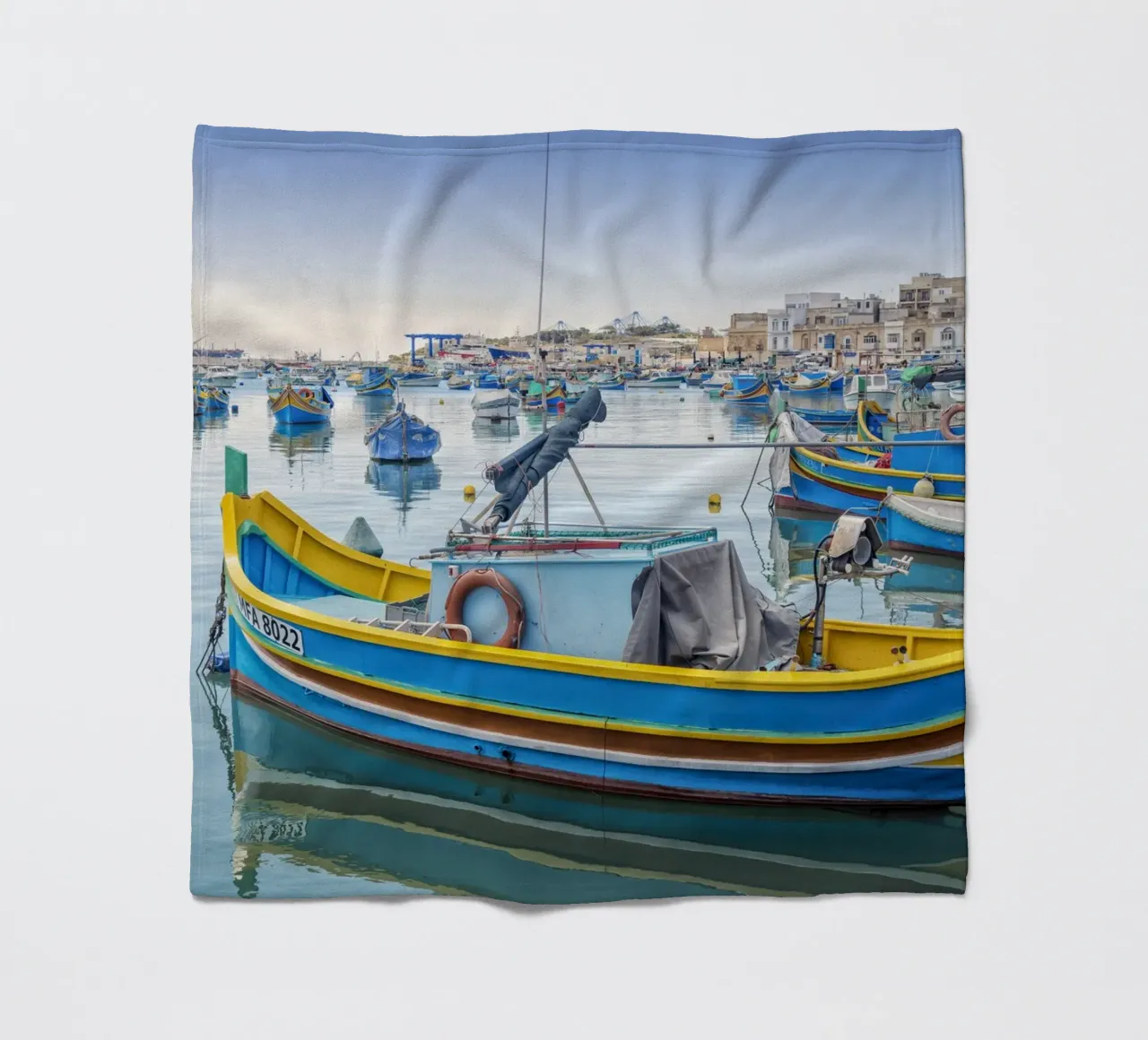 Barca da pesca colorata coperta in pile da Curious Collections by Marielle Leenders