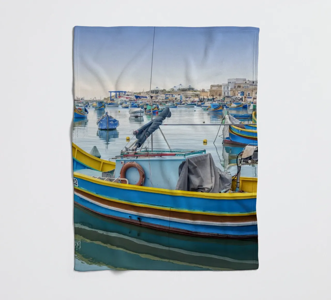 Barca da pesca colorata coperta in pile da Curious Collections by Marielle Leenders