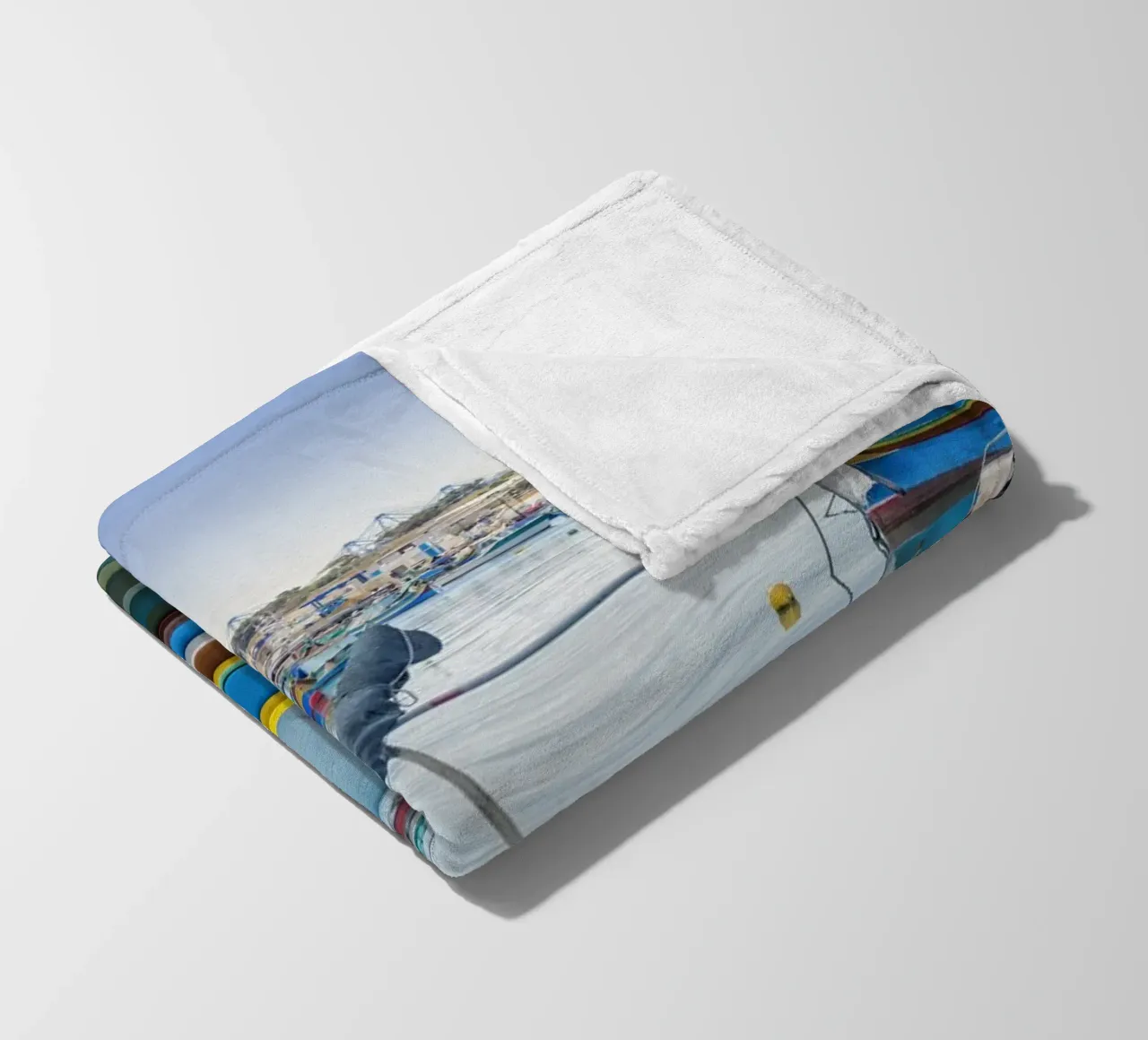 Barca da pesca colorata coperta in pile da Curious Collections by Marielle Leenders