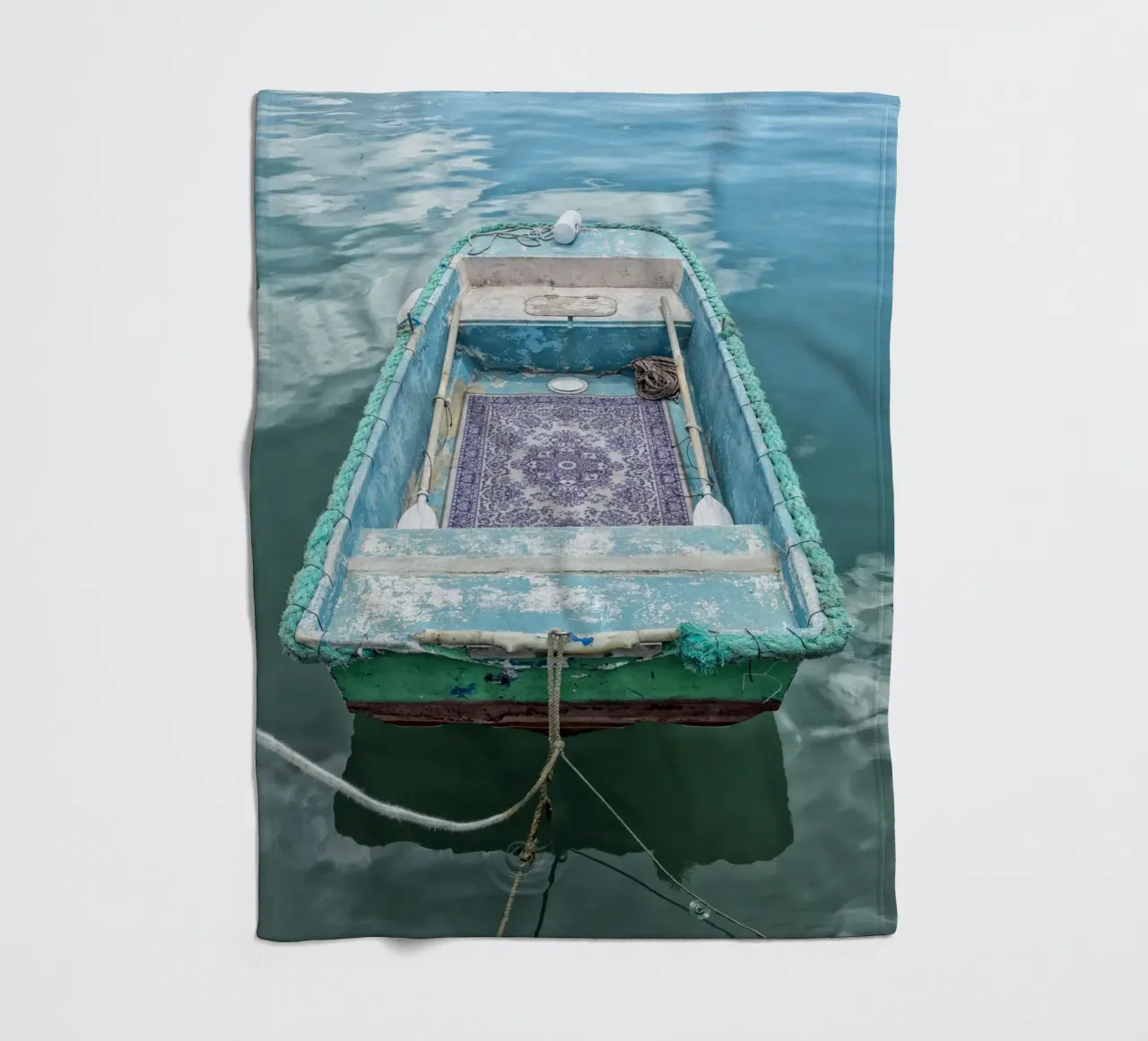 Oldtimer-Fischerboot Fleecedecke von Curious Collections by Marielle Leenders