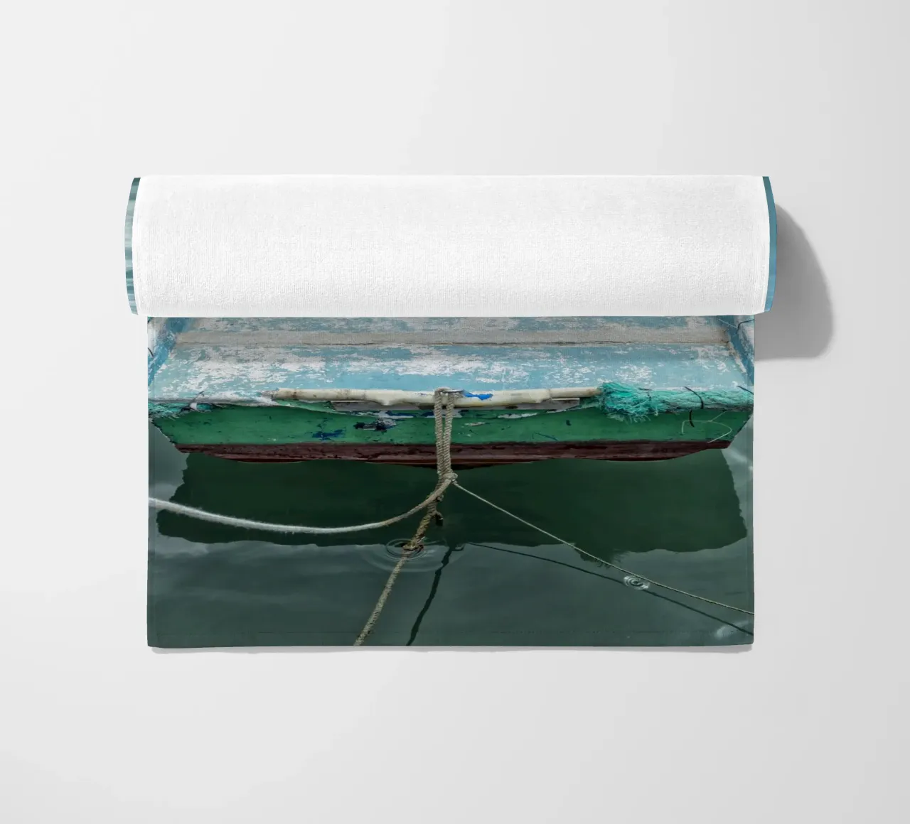Oldtimer-Fischerboot Strandtuch von Curious Collections by Marielle Leenders