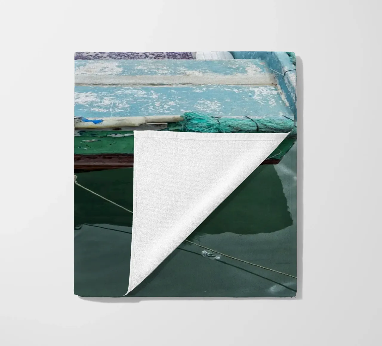 Oldtimer-Fischerboot Strandtuch von Curious Collections by Marielle Leenders