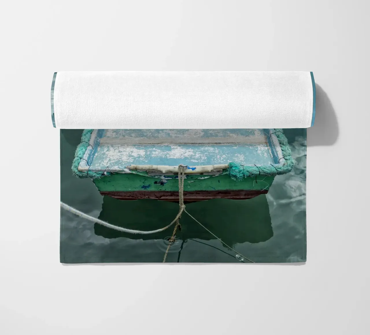 Oldtimer-Fischerboot Strandtuch von Curious Collections by Marielle Leenders
