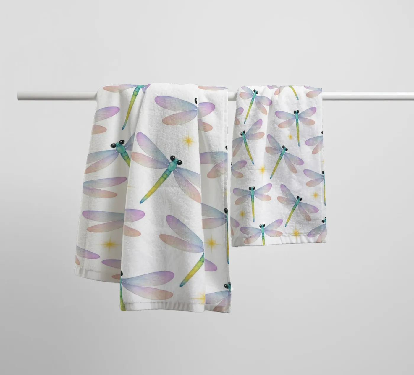 Dragonflies pattern Handtuch von Happypatterns