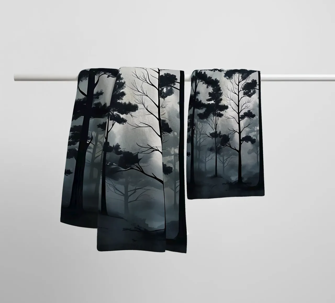Pini nebbiosi asciugamano da bagno da Artistic-shop