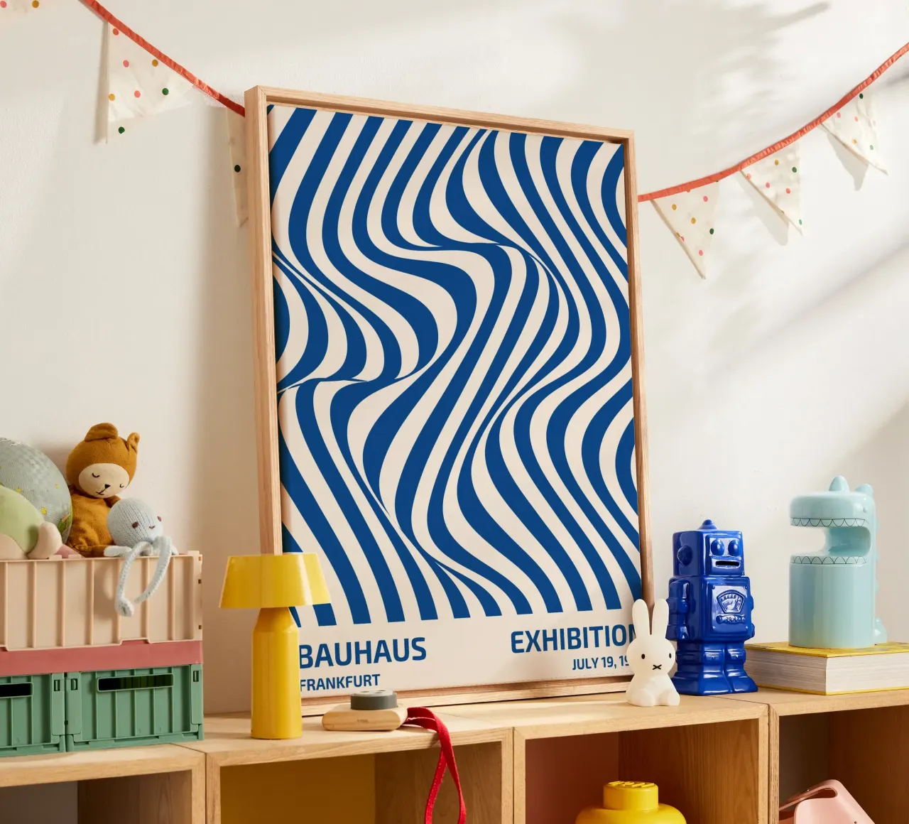 Bauhaus Wellenmuster – Abstrakte Kunst in Blau-Weiß Leinwand mit Schattenfugenrahmen von Whole©