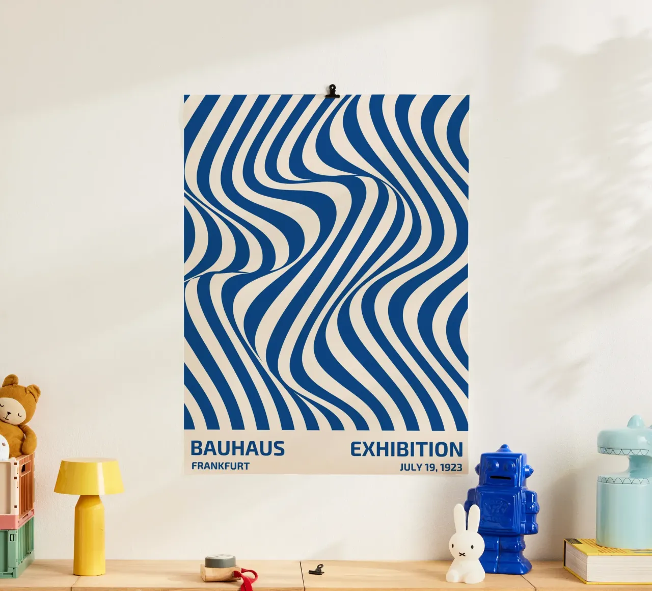 Bauhaus Wellenmuster – Abstrakte Kunst in Blau-Weiß Poster mit Aluminium Rahmen von Whole©