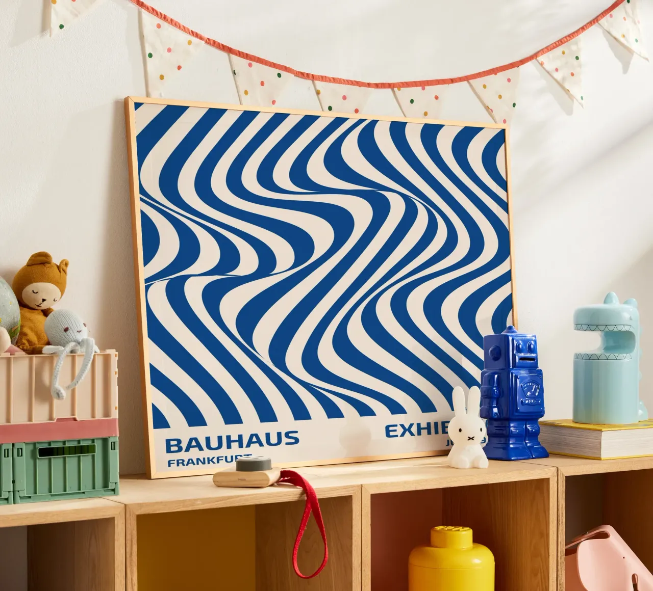 Bauhaus Wellenmuster – Abstrakte Kunst in Blau-Weiß Poster mit Aluminium Rahmen von Whole©