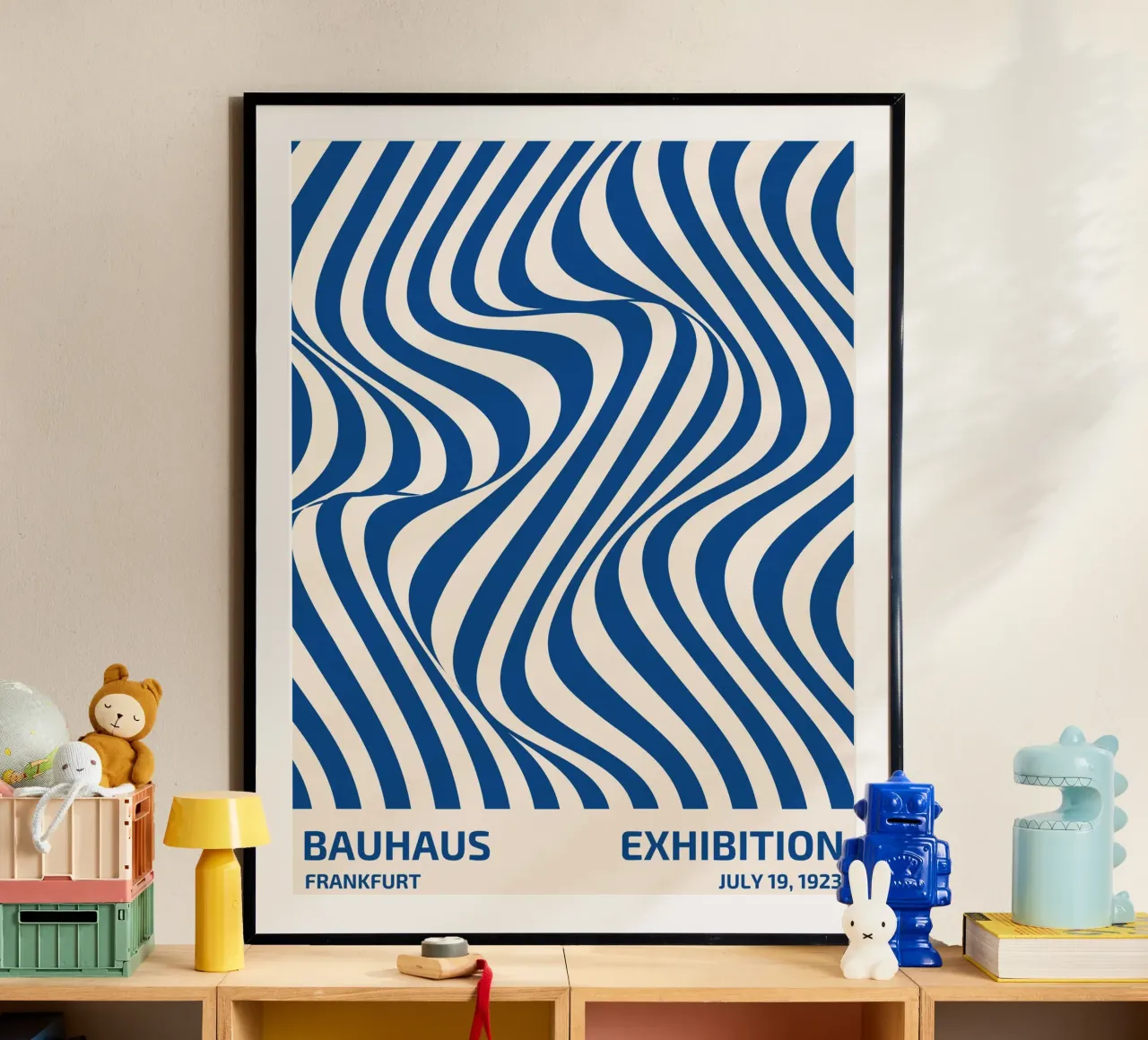 Bauhaus Wellenmuster – Abstrakte Kunst in Blau-Weiß Poster mit Aluminium Rahmen von Whole©