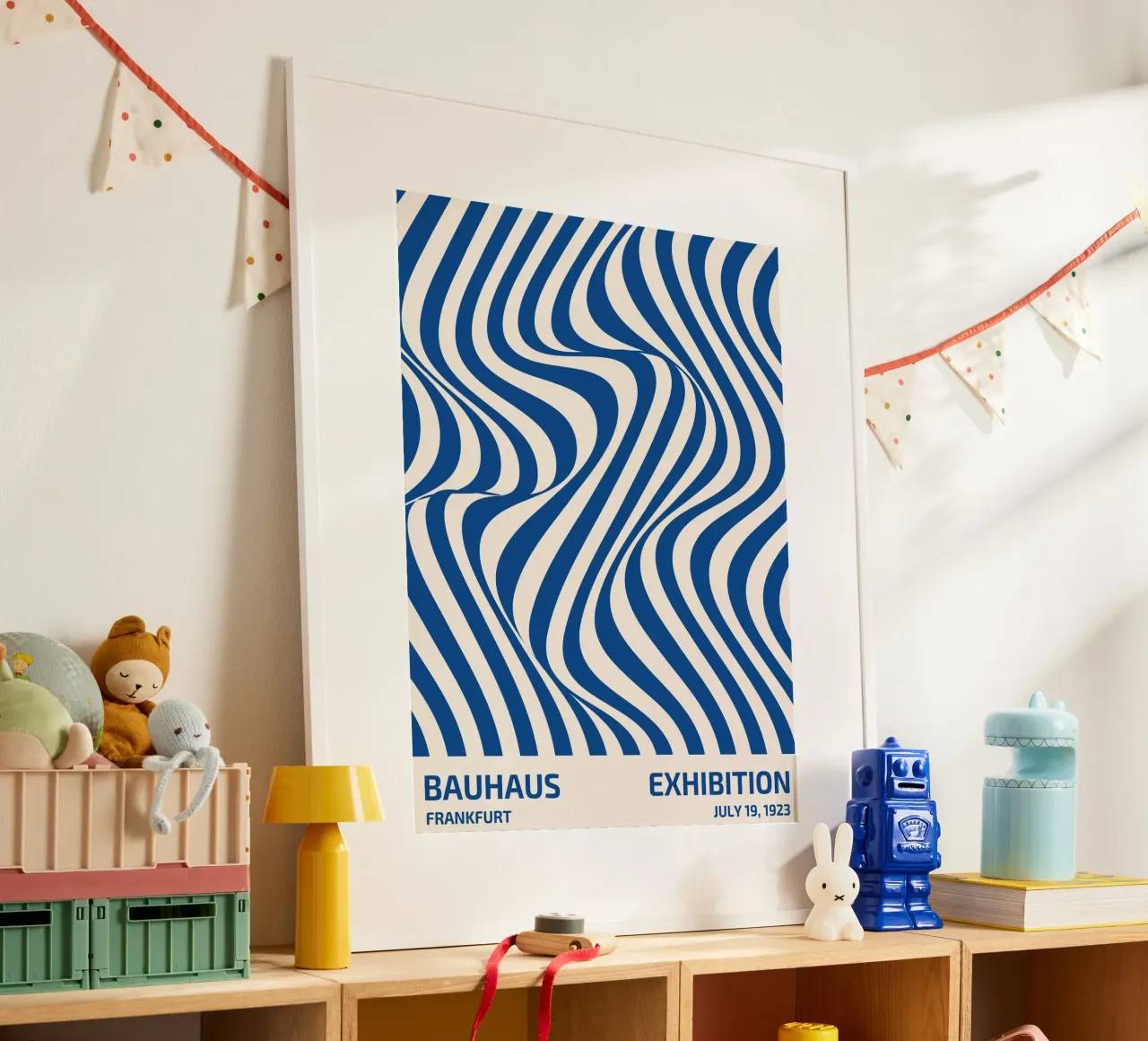Bauhaus Wellenmuster – Abstrakte Kunst in Blau-Weiß Poster mit Aluminium Rahmen von Whole©