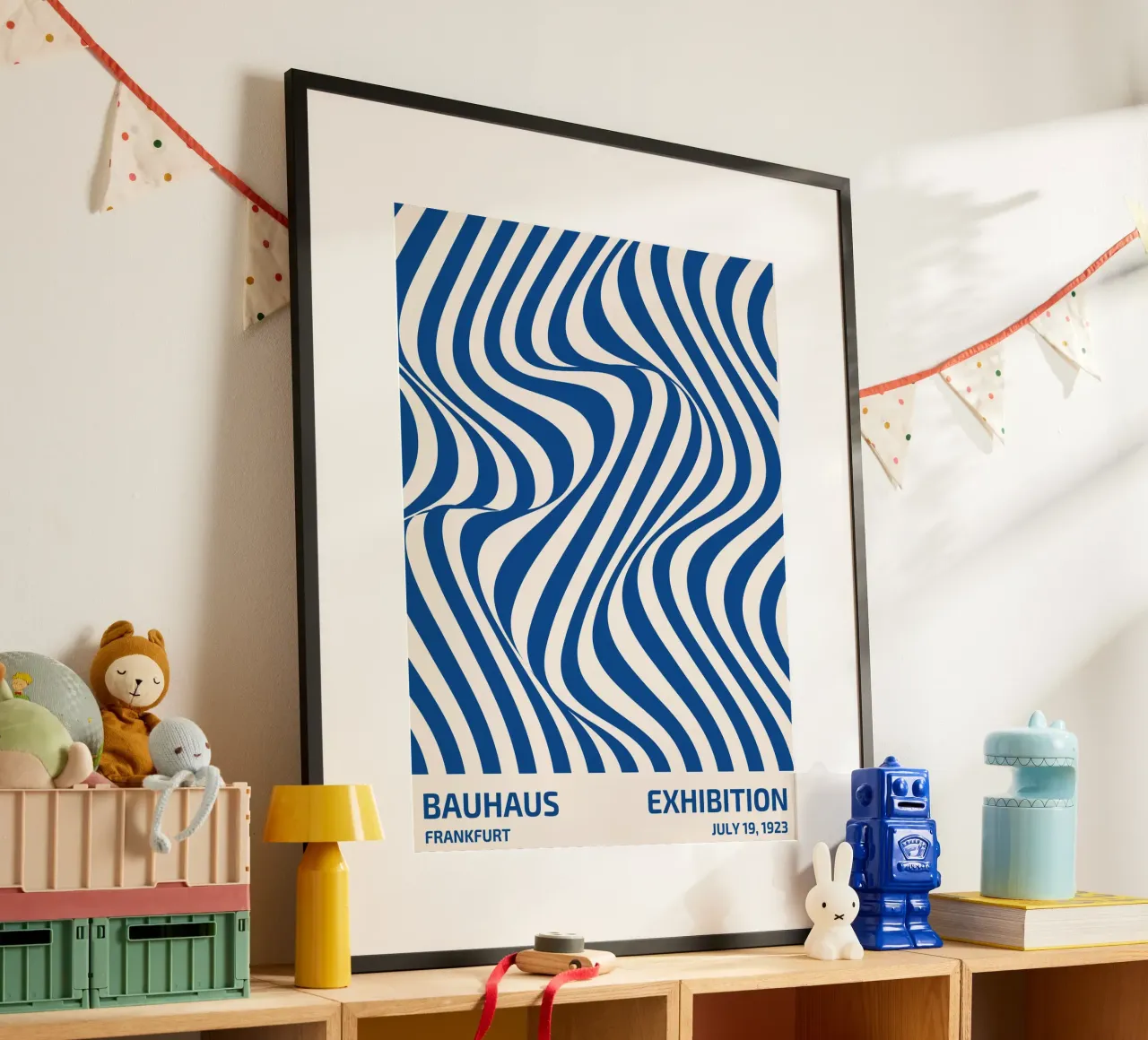 Bauhaus Wellenmuster – Abstrakte Kunst in Blau-Weiß Poster mit Aluminium Rahmen von Whole©