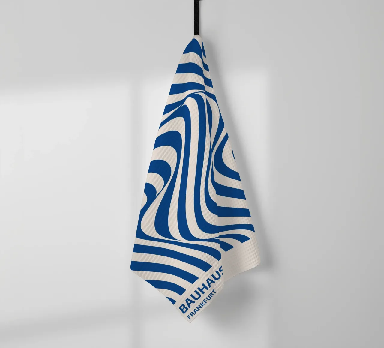 Bauhaus Wellenmuster – Abstrakte Kunst in Blau-Weiß Geschirrtuch von Whole©