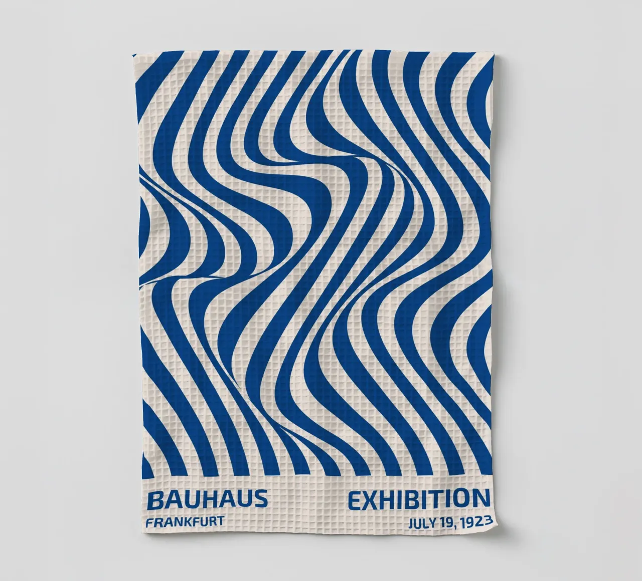 Bauhaus Wellenmuster – Abstrakte Kunst in Blau-Weiß Geschirrtuch von Whole©