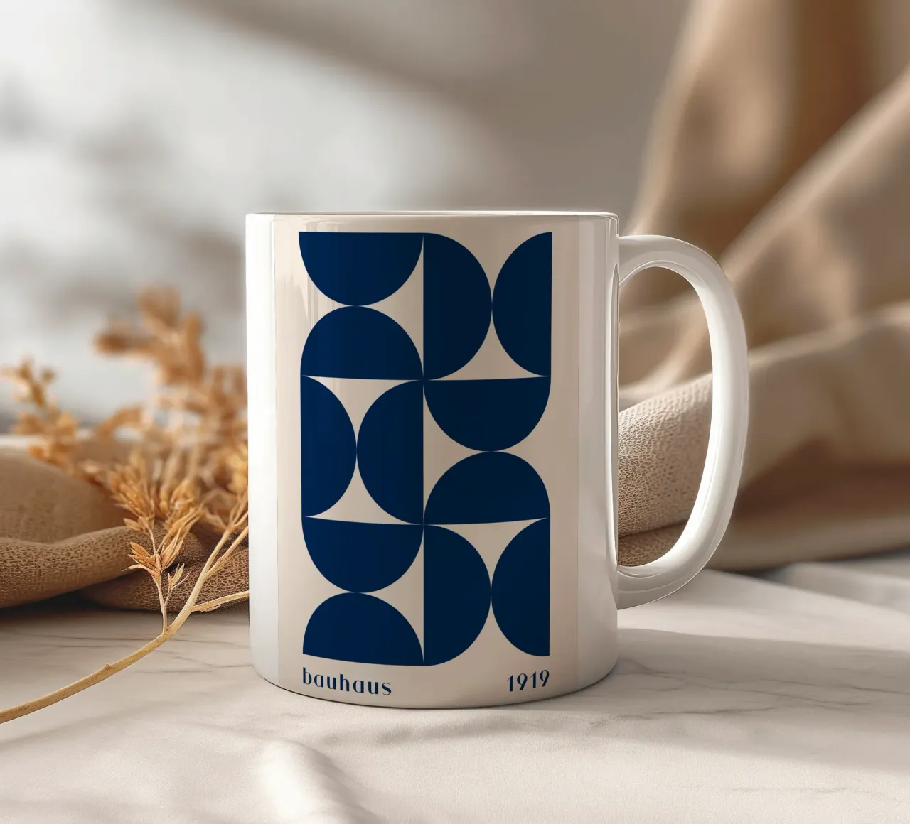Bauhaus Geometry - Abstracte vormen in blauw keramische mok van Whole©