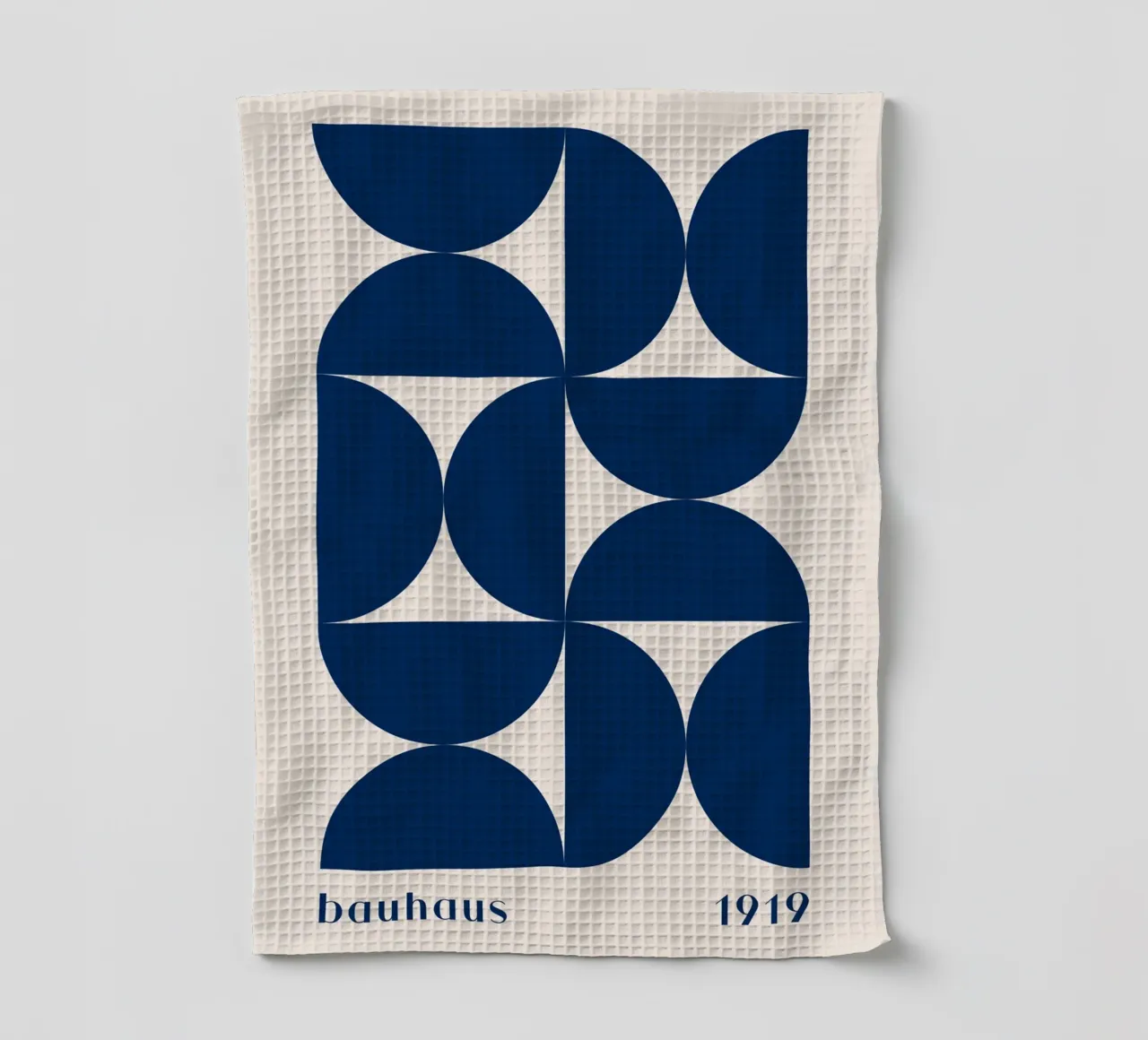 Bauhaus Geometrie – Abstrakte Formen in Blau Geschirrtuch von Whole©