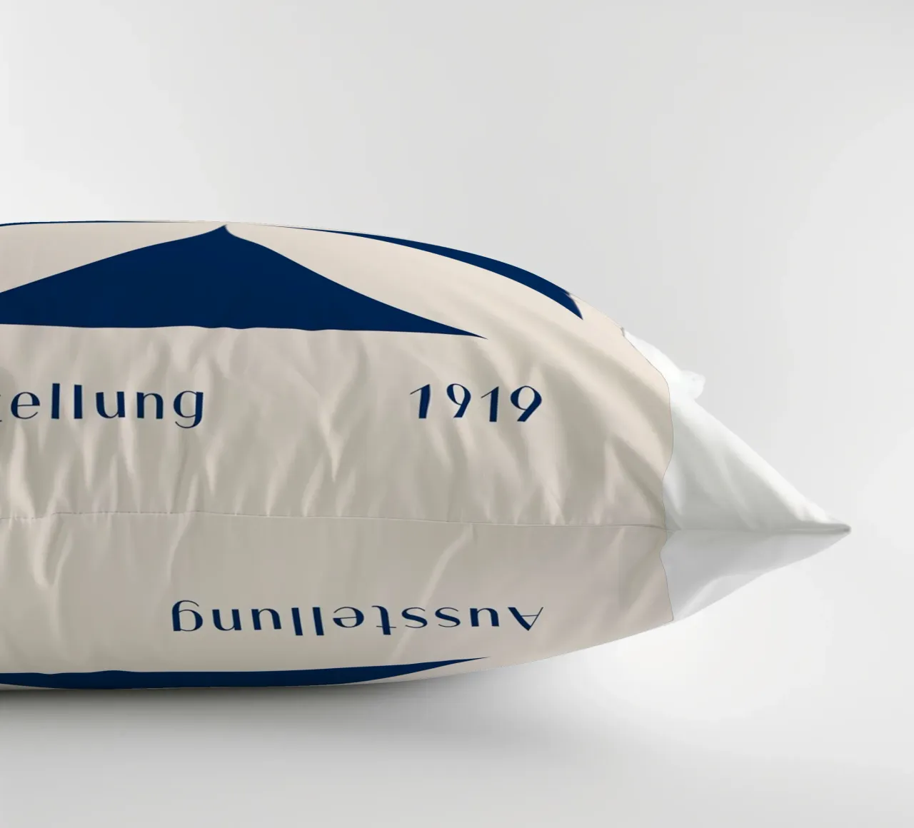 Mostra Bauhaus 1919 - Design geometrico in blu cuscino da Whole©