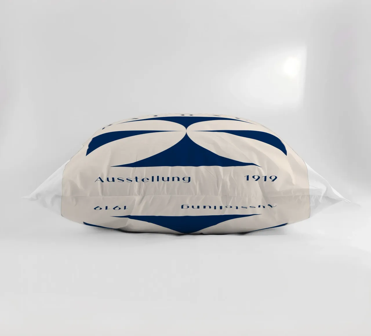 Mostra Bauhaus 1919 - Design geometrico in blu cuscino da Whole©