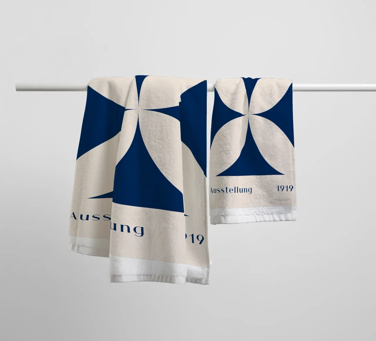 Mostra Bauhaus 1919 - Design geometrico in blu asciugamano da bagno da Whole©