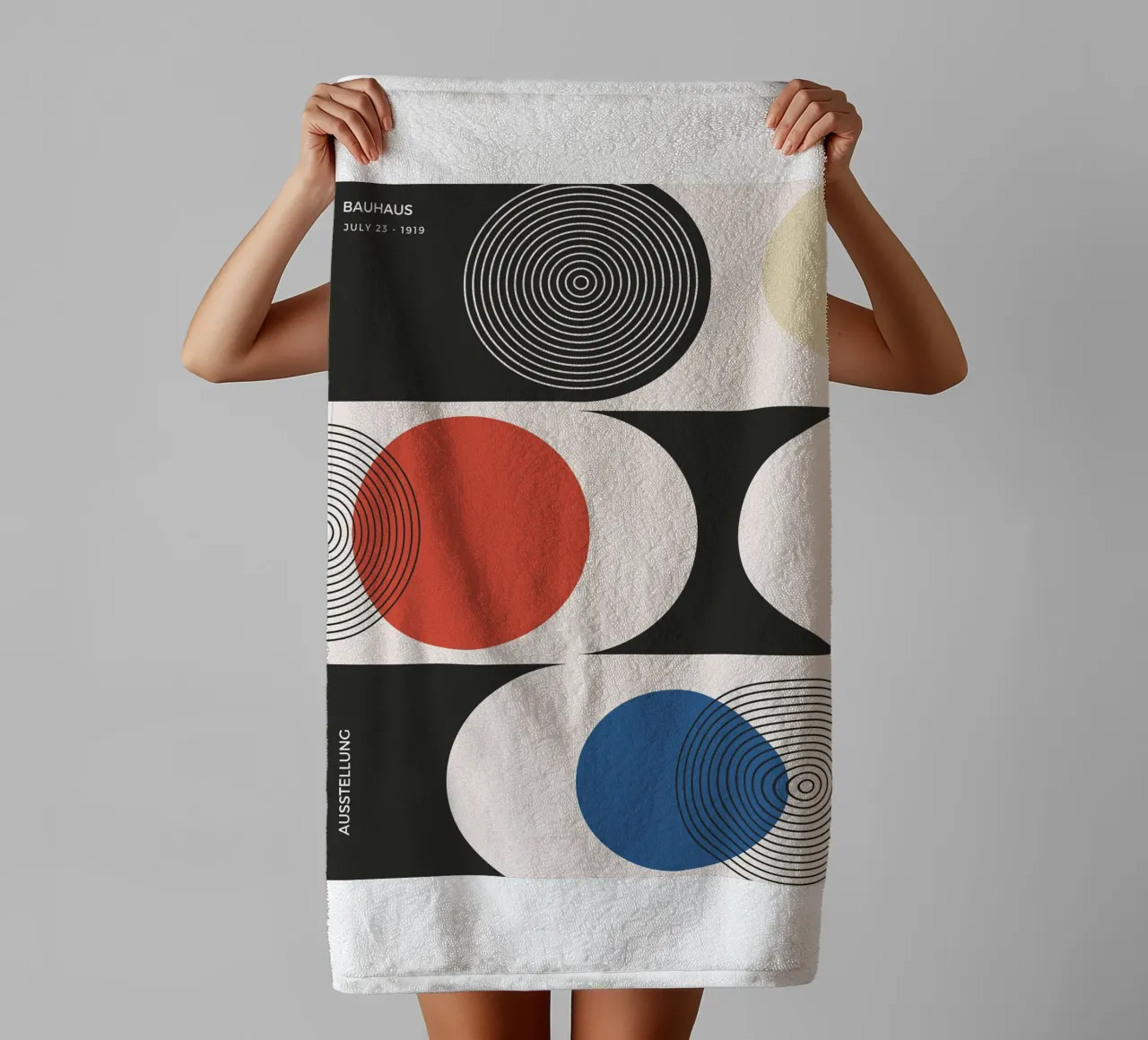Exposition Bauhaus - Cercles et couleurs primaires Design serviette de bain de Whole©