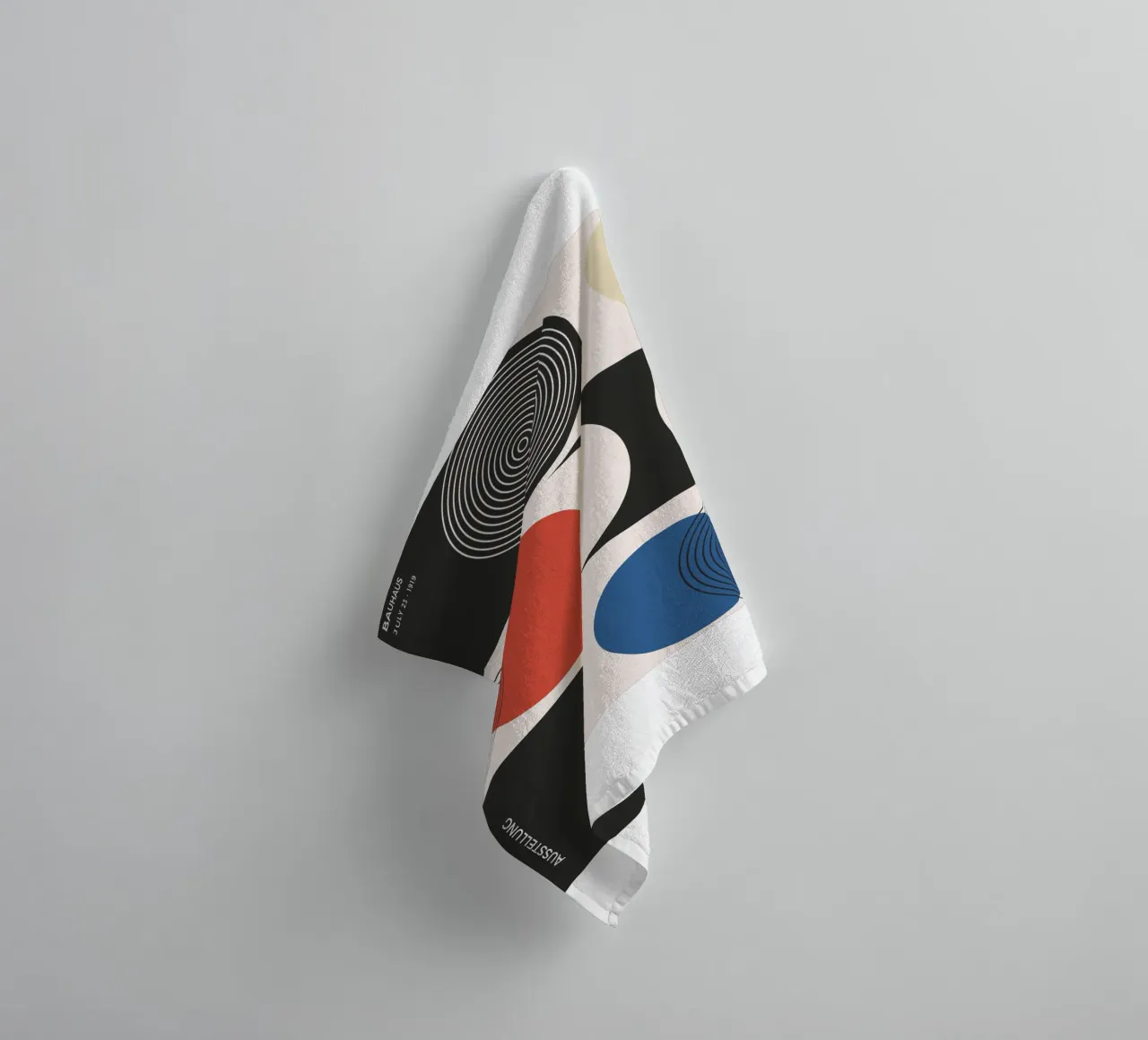Exposition Bauhaus - Cercles et couleurs primaires Design serviette de bain de Whole©