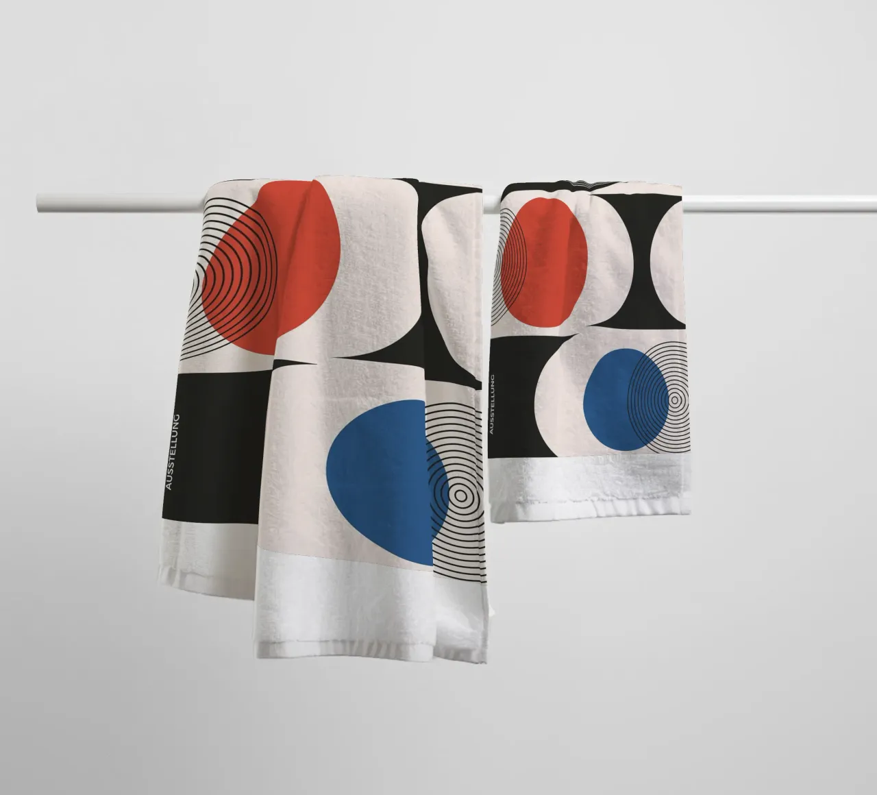 Exposition Bauhaus - Cercles et couleurs primaires Design serviette de bain de Whole©