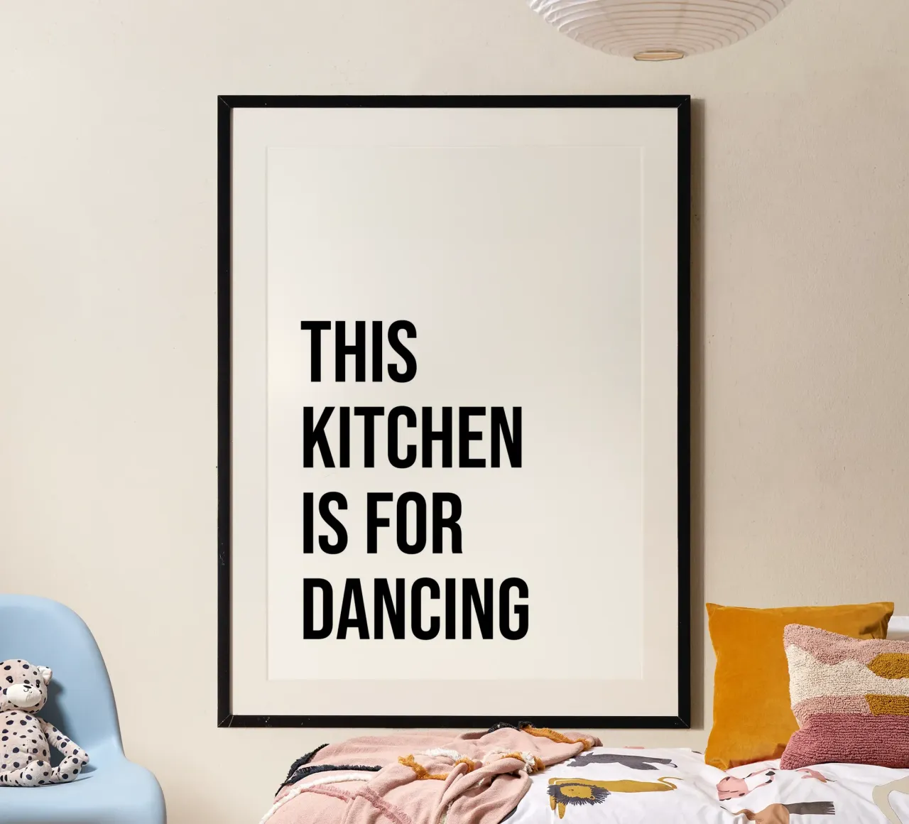 Cette cuisine est faite pour danser poster avec cadre en plastique de Paigaam Studio