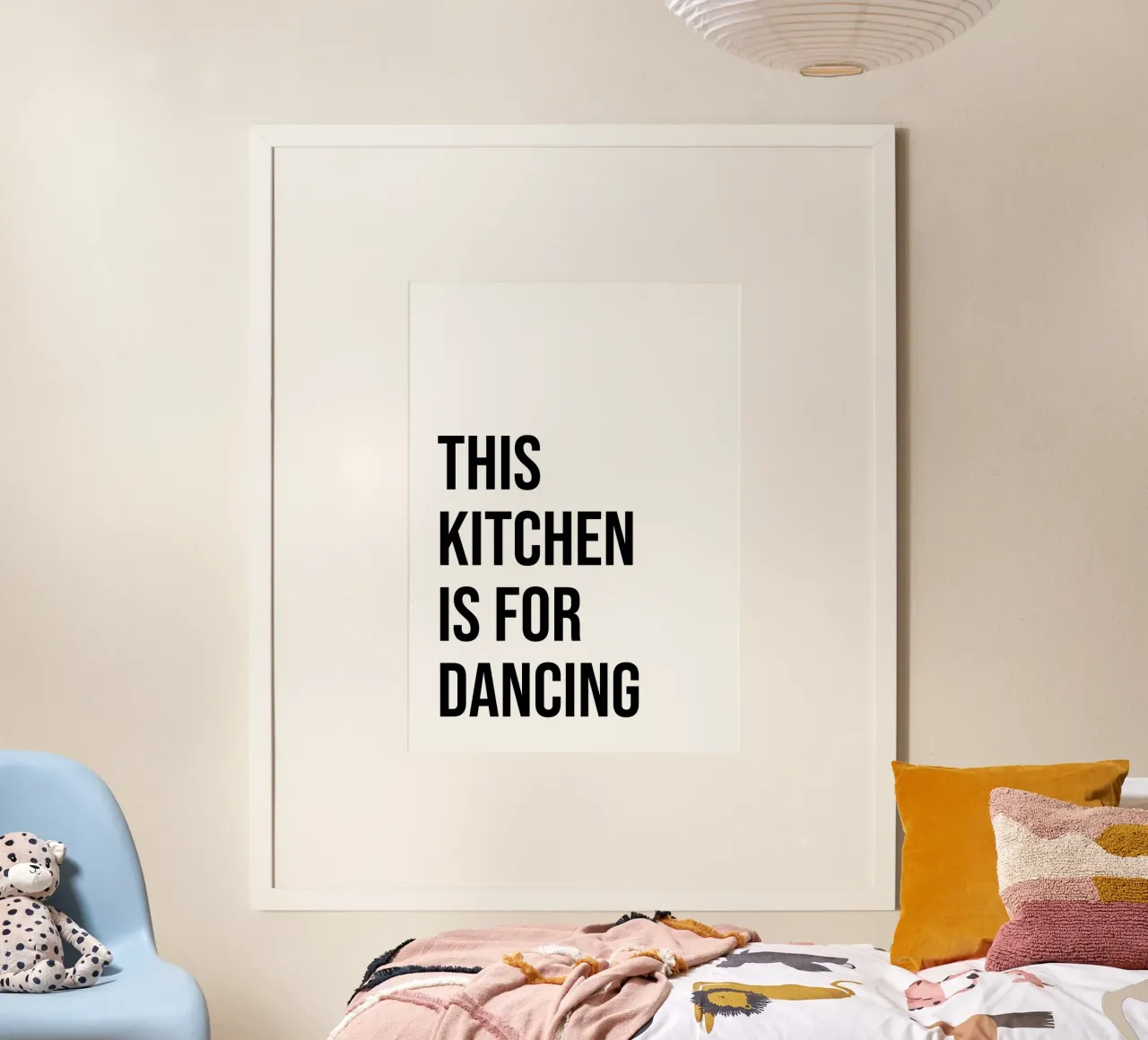 Cette cuisine est faite pour danser poster avec cadre en plastique de Paigaam Studio