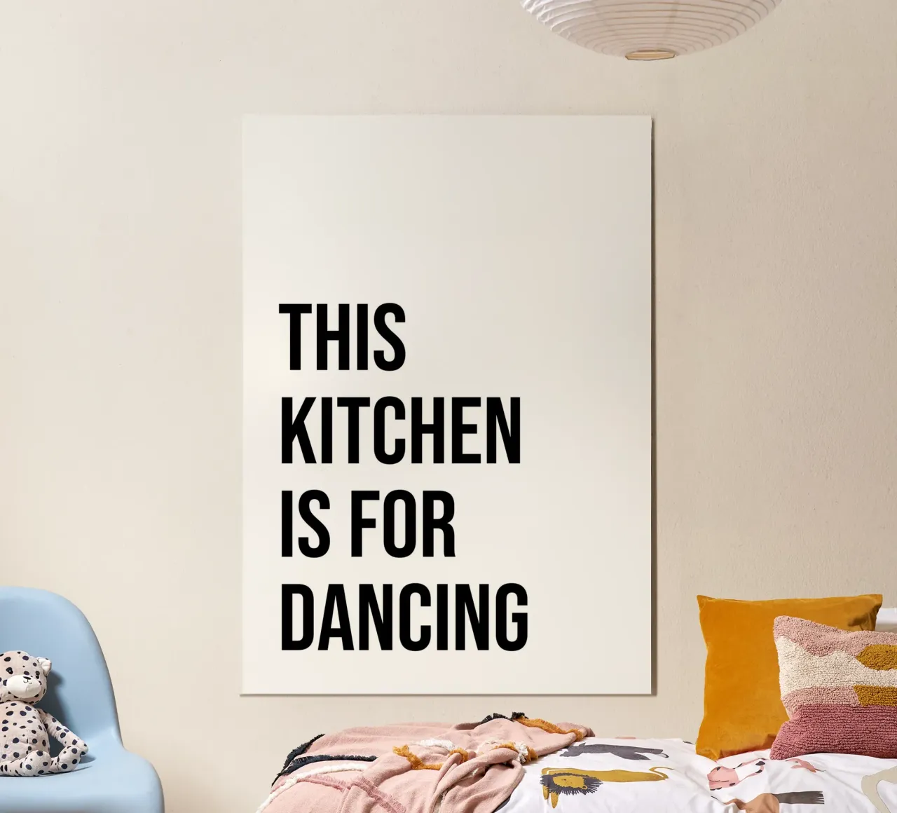 Cette cuisine est faite pour danser poster avec cadre en plastique de Paigaam Studio