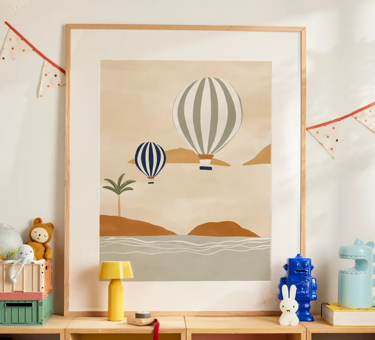 Palloncini d'aria nel dessert poster con telaio in legno da Ivy Green Illustrations