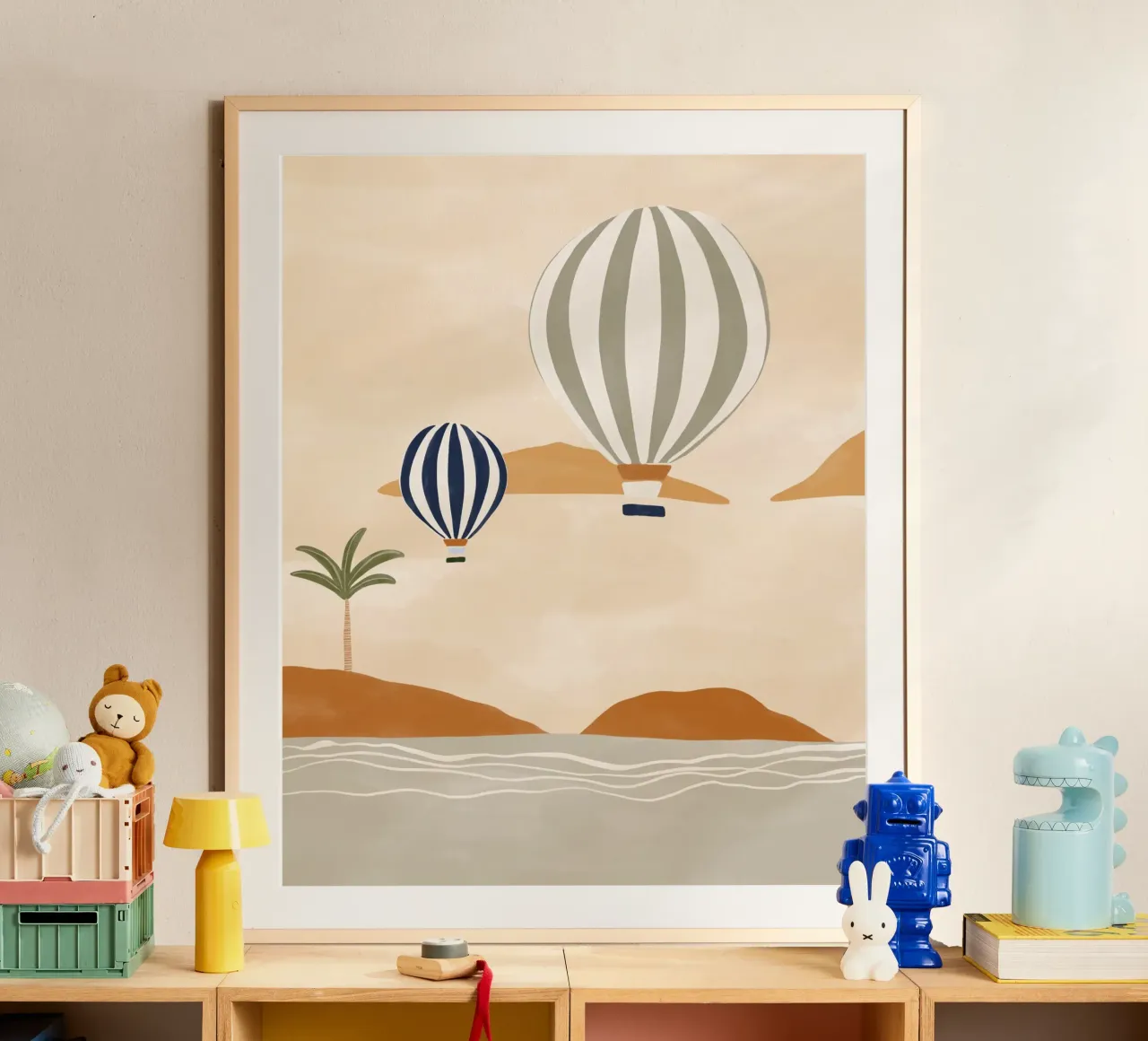 Palloncini d'aria nel dessert poster con telaio in legno da Ivy Green Illustrations