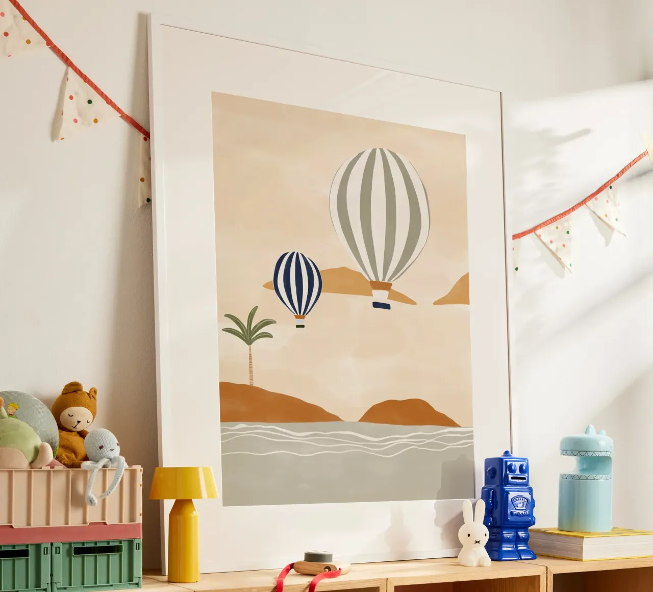 Palloncini d'aria nel dessert poster con telaio in legno da Ivy Green Illustrations