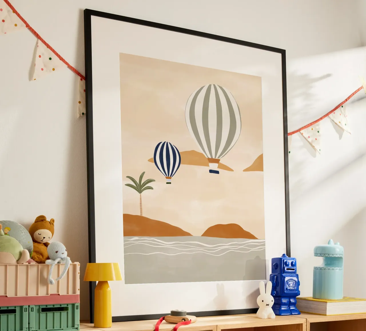 Palloncini d'aria nel dessert poster con telaio in legno da Ivy Green Illustrations