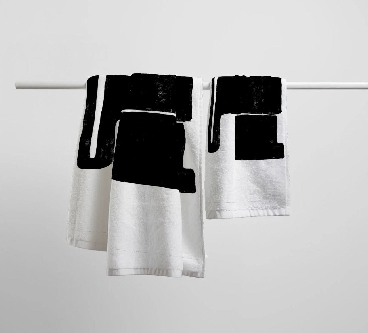 Art abstrait noir et blanc - Design minimaliste serviette de bain de Whole©
