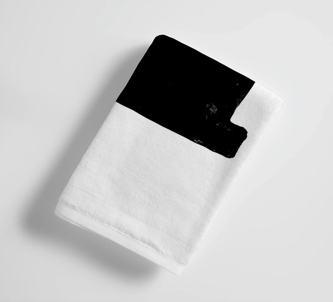 Art abstrait noir et blanc - Design minimaliste serviette de bain de Whole©