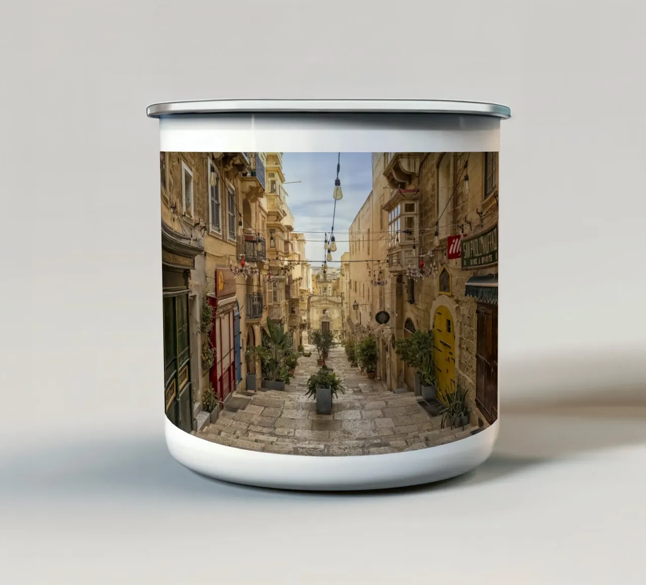 Via La Valletta tazza in smalto da Curious Collections by Marielle Leenders