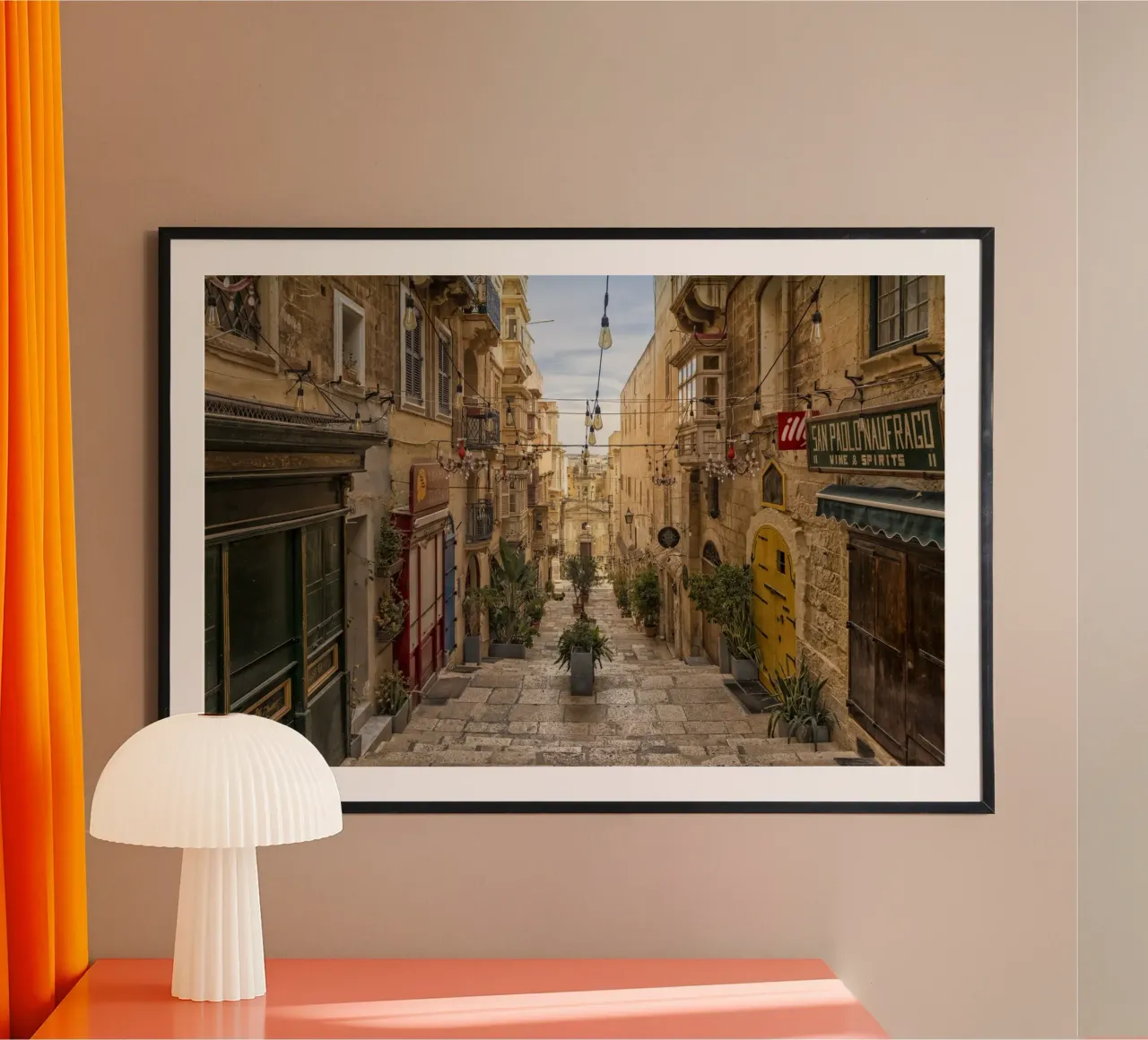 Via La Valletta poster con telaio in alluminio da Curious Collections by Marielle Leenders