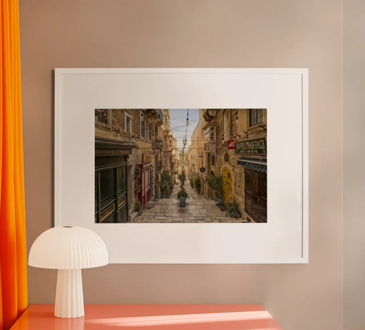 Via La Valletta poster con telaio in alluminio da Curious Collections by Marielle Leenders