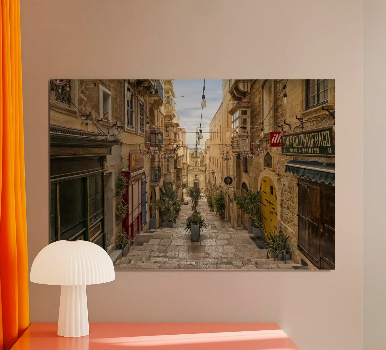 Via La Valletta poster con telaio in alluminio da Curious Collections by Marielle Leenders