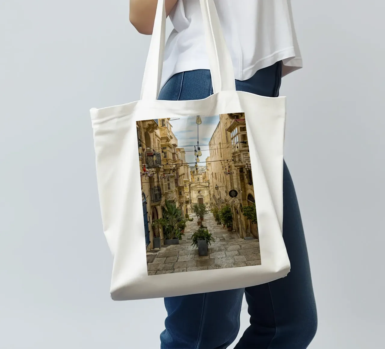 Vue de la rue La Valette tote bag de Curious Collections by Marielle Leenders