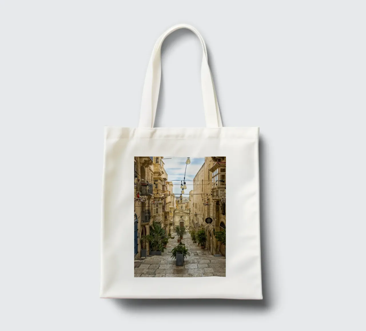 Vue de la rue La Valette tote bag de Curious Collections by Marielle Leenders