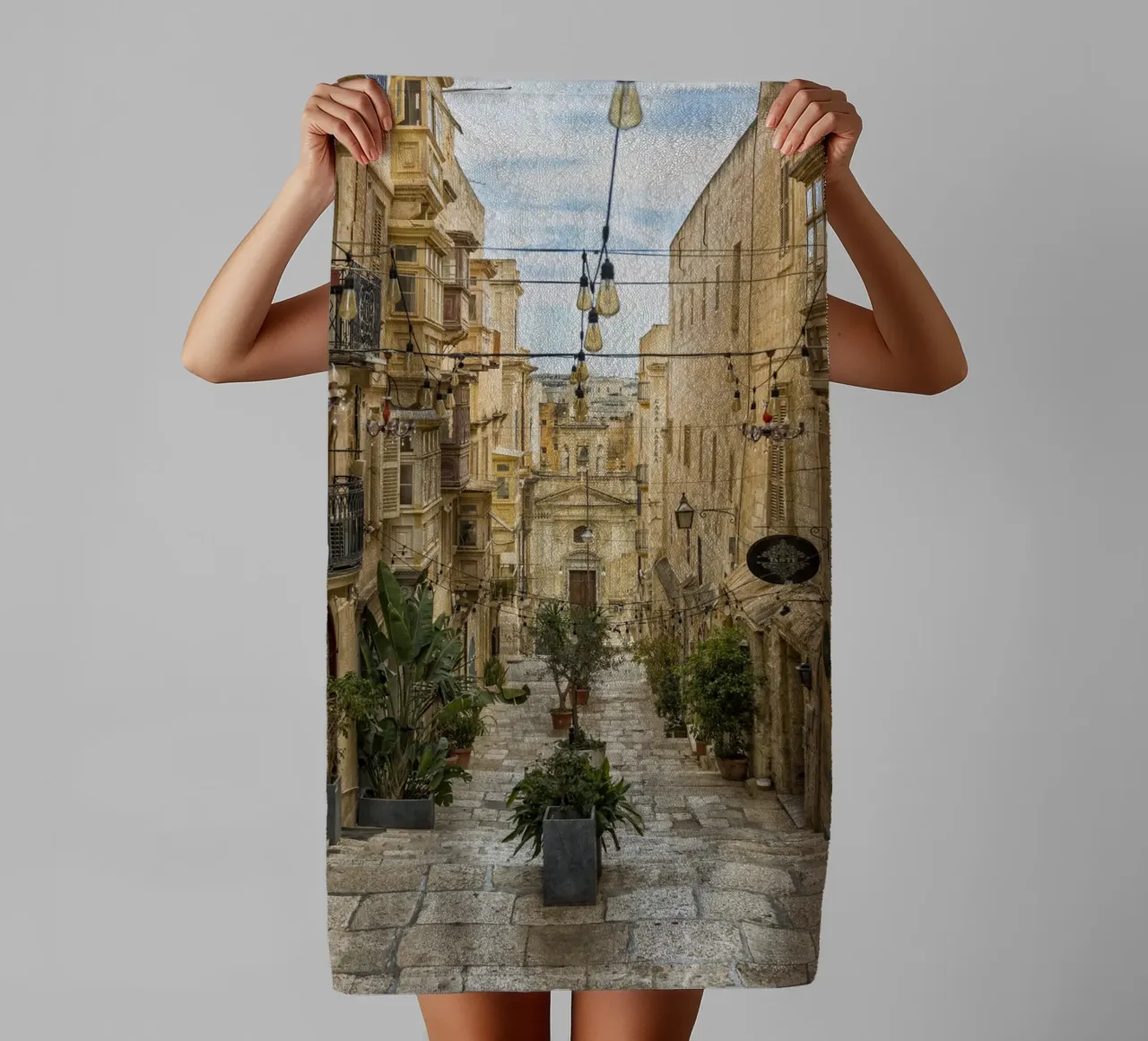 Vue de la rue La Valette serviette de bain de Curious Collections by Marielle Leenders