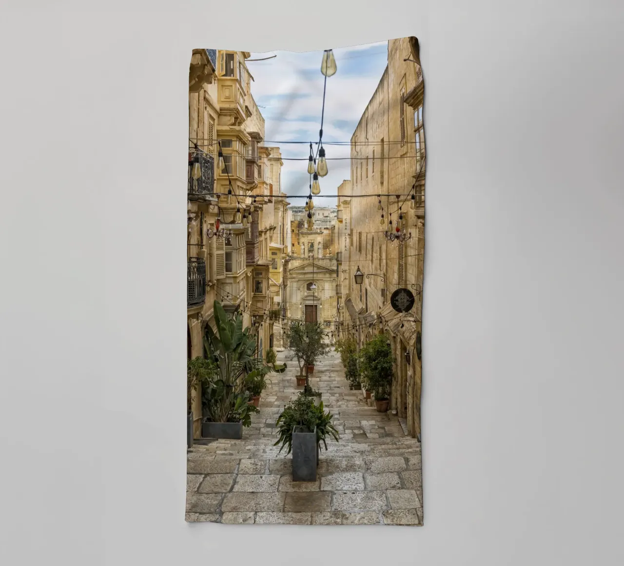 Vue de la rue La Valette serviette de bain de Curious Collections by Marielle Leenders