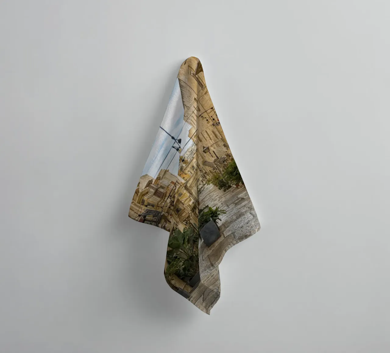 Vue de la rue La Valette serviette de bain de Curious Collections by Marielle Leenders