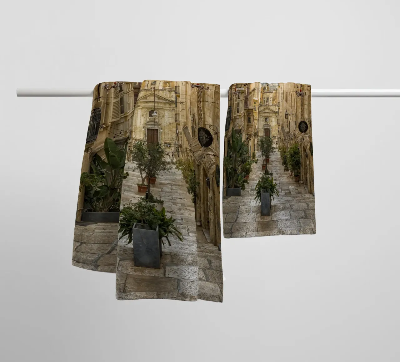 Vue de la rue La Valette serviette de bain de Curious Collections by Marielle Leenders